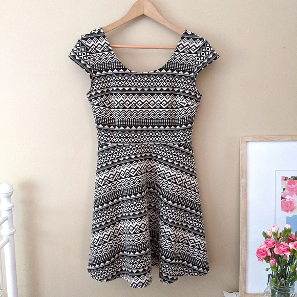 black & offwhite abstract print fit & flare dress - Picture 1 of 10